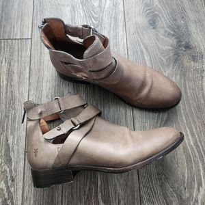 Frye Carly Cut Out Shootie Gray size 5.5B